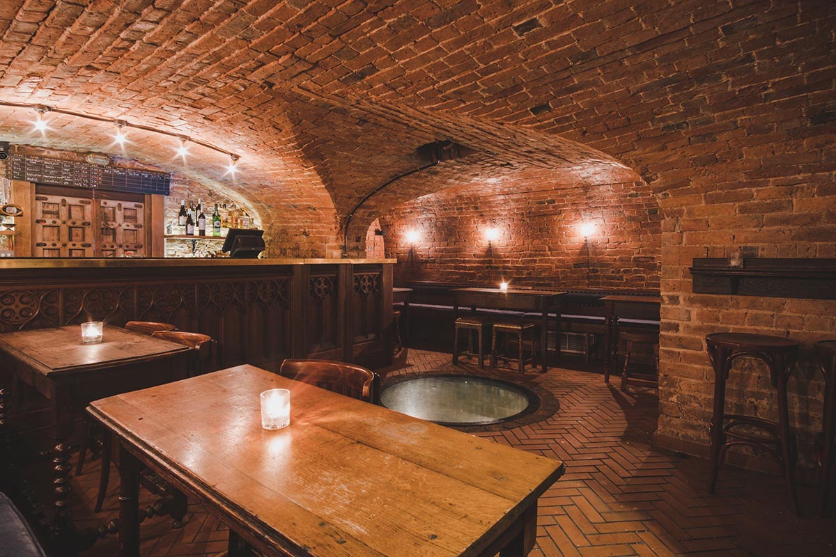 Plau Inn vaulted cellar with red brick sized quarry tiles